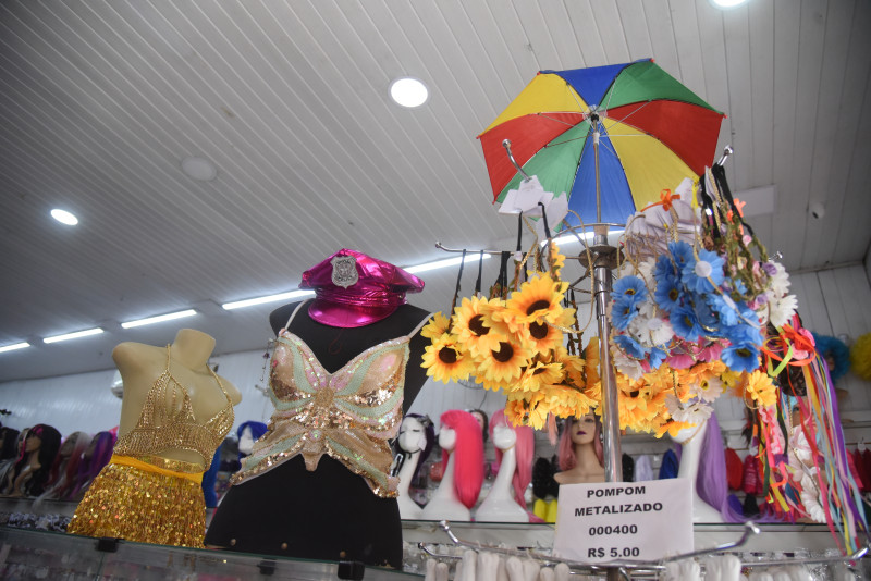 Prévias carnavalescas aquecem vendas em lojas no centro de Teresina