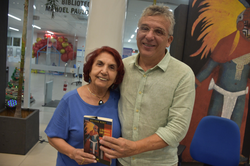 #Livro - Um click de Fides Angélica com o advogado e escritor Nelson Nery Costa, que lança hoje (8) às 19h, o seu livro  o seu livro 'A Serpente Emplumada em Sete Cidades', no Rio de Janeiro - Rua Maria Angélica,171 - Loja B - Jardim Botânico / RJ. Grazie pelo Convite. Chics!!! - (Magal Santos)