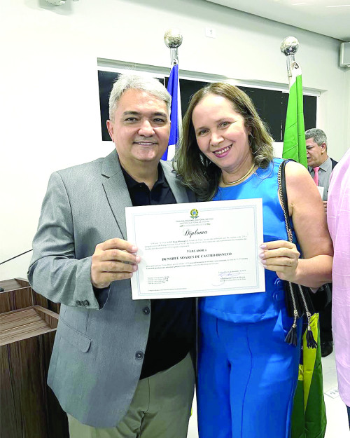 Empresário Dunche Fortes (exibindo com alegria seu diploma de vereador)ladeado pela esposa Olenka Wanderley. - (Divulgação)