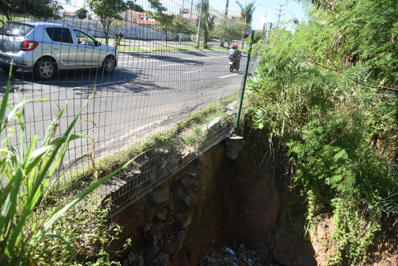 Desmoronamento em acostamento na Avenida Henry Wall de Carvalho preocupa motoristas em Teresina - (Assis Fernandes / O Dia)