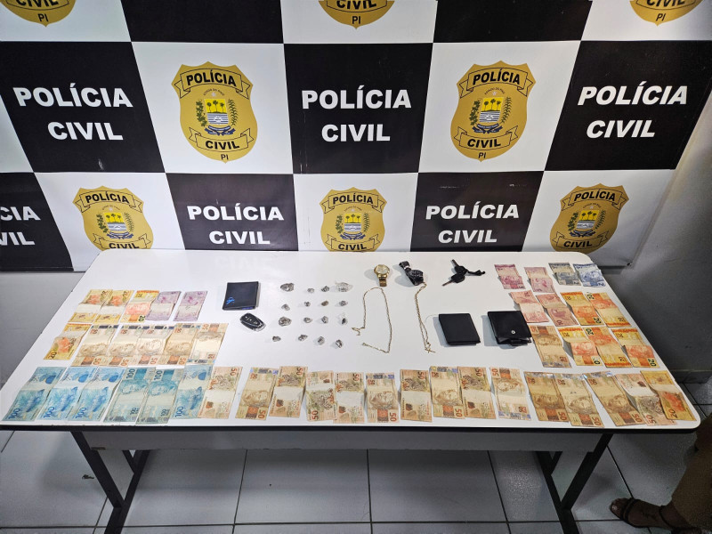 Material apreendido pelo Denarc durante a ação policial - (Jailson Soares / O DIA)