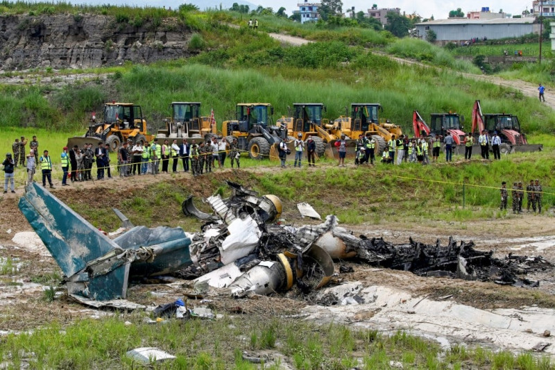Avião cai logo após decolar em Nepal e deixa 18 mortos
