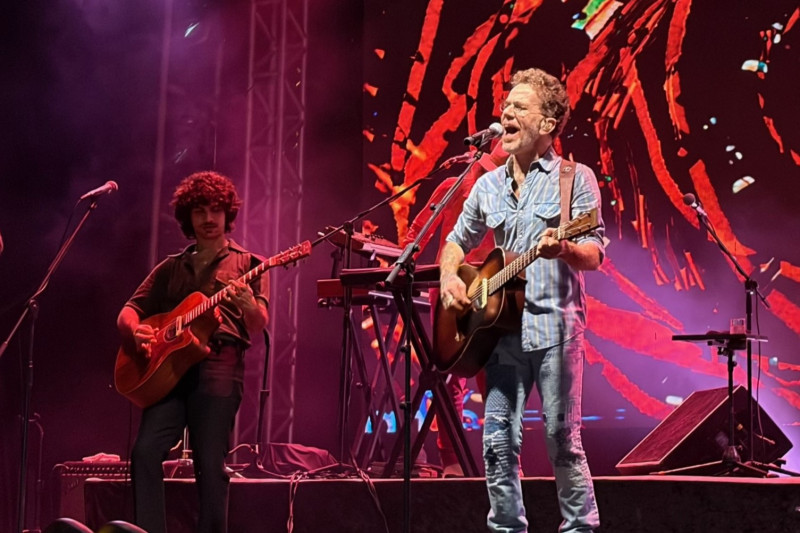 Nando Reis e o filho, Sebastião Reis, durante show no SaLiPi - (Rebeca Negreiros/O Dia)