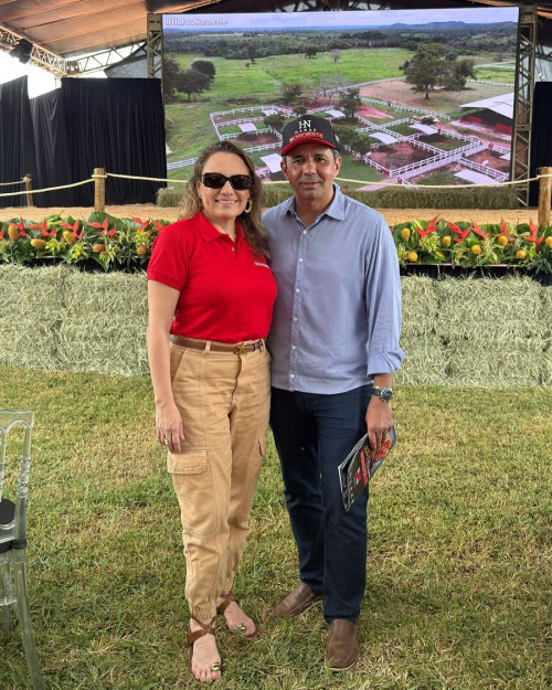 #Leilão - Clicks dos empresários Polyana Melo & Rondinelle Albino, Valdenê Albino & Benedito Cirilo com a família e os amigos reunidos no Leilão que marcou os 20 Anos do Haras Horoeste. Com o leilão de cavalos quarto de milha na tarde de sábado (12/4), com almoço, bebidas finas, show e muita animação. Chics!!! - (Arquivo Pessoal)