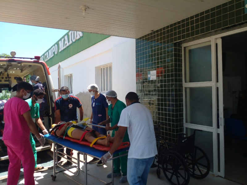 Passageiros são recebidos no Hospital Regional de Campo Maior - (Divulgação/Polícia Militar)
