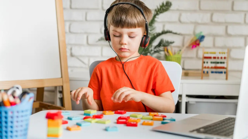 Alepi propõe criação de programa para distribuição gratuita de fones antirruído para autistas - (Freepik)