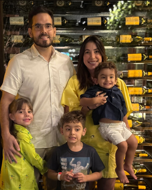 Parabéns para o deputado federal Marcos Aurélio Sampaio (19/9)!!! Que comemorou a data em restaurante badalado com a sua família reunida. Chics!!! - (Arquivo Pessoal)