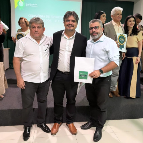 #Prêmio - Um click do Diretor Geral da Oftalmocenter - by Dr. Marcos Aurélio Monteiro - que ganhou o Selo Bronze no Programa de Avaliação Qualificação e Desenvolvimento de Prestadores de Serviços de Saúde da Unimed Piauí, Presidente/Unimed/Piauí, Dr. Newton Nunes Filho e o Diretor Administrativo da Oftalmocenter - Ricardo Calixto. Chics!!! - (Arquivo Pessoal)