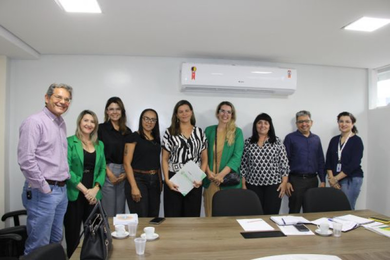 Representantes de órgãos públicos e gestores municipais em reunião para tratar o fim dos lixões. - (Divulgação MPT)