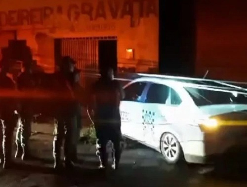 Taxista morre ao colidir com poste e ficar preso às ferragens