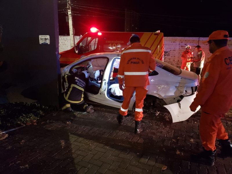 VÍDEO: colisão entre carros na João XXIII deixa vítima presa às ferragens