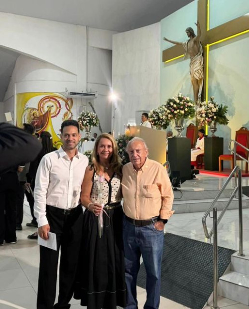 #Family - Um click de Thiago Monteiro comemorando sua formatura em solenidades que acontecem durante toda essa semana. Com os pais Claudete Monteiro & Francisco Monteiro em Missa em Ação de Graças . Chics!!! - (Arquivo Pessoal)