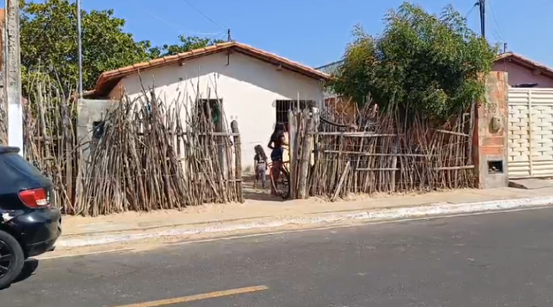 A polícia esteve no fim da tarde de ontem (02) na casa da família, mais uma vez, para recolher o restante dos alimentos - (Reprodução)