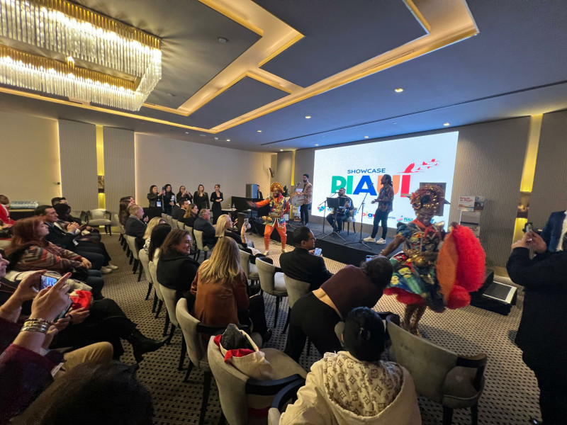 #Showcase Piauí Portugal 2025 tem grande adesão e reforça conexão do Estado com o turismo europeu e o  evento aconteceu na terça-feira (11), em Lisboa. Com auditório lotado e presença de mais de 150 convidados, o Showcase Piauí Portugal 2025, e foi um grande sucesso. O evento aconteceu no Epic Sana Marquês Hotel, um dos espaços mais prestigiados de Lisboa, reunindo operadores de turismo, empresários, formadores de opinião e autoridades brasileiras e portuguesas em um momento estratégico de promoção do Piauí no mercado europeu.  A iniciativa é uma realização conjunta do Sebrae no Piauí, do Governo do Estado – por meio da Secretaria de Turismo e da Investe Piauí; e da VBRATA (Visit Brazil Travel & Cultural Association), associação internacional que promove o Brasil no exterior. O evento fortaleceu as conexões entre o trade turístico piauiense e europeu, consolidando o Estado como um destino de grande potencial para o turismo internacional. Chics!!! - (Arquivo Pessoal)