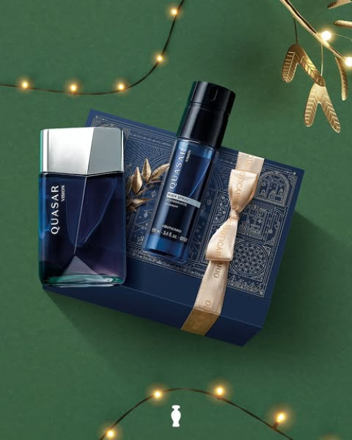  #PresenteseNatal O Boticário - Os melhores presentes de Natal: o Boticário, que lança 60 opções de kits e combos especiais a partir de R$ 39,90. Eleita como a melhor marca para presentear no Natal, a marca aposta em variedade, embalagens presenteáveis, personalizadas e itens colecionáveis para tornar a data ainda mais especial. Com a chegada do mês de dezembro, o clima natalino já está no ar e as movimentações para as compras no período festivo se intensificam. O Boticário, eleita a melhor marca para presentear e 6x a marca mais amada, preparou 60 opções de kits e combos, com preços a partir de R$39,90, que incluem desde produtos clássicos e queridinhos dos consumidores, como Lily e Malbec, até os mais recentes lançamentos como Her Code Touch. Os 34 kits e 26 combos especiais contemplam itens das categorias de Perfumaria Feminina e Masculina, Cuidados Corporais e Maquiagem, das principais submarcas do Boticário. Para complementar os presentes escolhidos, as embalagens de edição limitada trazem as clássicas cores do Natal e detalhes dourados, com design elegante e encantador, representando o que significa a data: celebrar o cuidado de quem amamos. Para quem quer inovar no presente, neste ano, há opções de embalagens presenteáveis que se transformam em decoração para a casa e para a árvore de Natal, além de ser um complemento para o presente. Além disso, o Boticário desenvolveu neste ano 4 pins colecionáveis com estampas exclusivas de infanto, lírio, amor e alquimia, que traduzem o conceito de delicadeza e celebração à magia do cuidado e da conexão, tornando-se itens desejados para os fãs e colecionadores da marca. Com opções de presente até o dia 25/12, os itens em edição limitada contam ainda com descontos imperdíveis de até 30% em todos os canais de vendas – e-commerce, no site e app exclusivo, lojas físicas, revendedores espalhados por todo o Brasil e no WhatsApp Boti, em que é possível aplicar mais 15% de desconto adicional na primeira compra. Durante o período que antecede a data, os presenteáveis especiais contam ainda com a ativação Mais Presente: QR Code que dá acesso a um site exclusivo, em que o consumidor presenteado poderá escolher um benefício extra, recebendo um voucher para resgatá-lo. Além de ser uma forma afetuosa de aguardar a chegada dessa data tão importante, essa também é uma ótima opção para demonstrar ainda mais amor, com sessões de massagem, ingressos para o cinema, itens personalizados, entre outros benefícios. Nas lojas-conceito, chamadas de Boticário Lab, localizadas em dois endereços de São Paulo, em Pinheiros e no MorumbiShopping, e em Curitiba, no Shopping Batel, a compra do presente pode ser complementada com o serviço de Gift Station. É possível personalizar as embalagens com fita nominal, detalhes extras e cartões, itens em edição especial para a data. Como parte de uma ação especial de compre e ganhe, os consumidores poderão receber um gift exclusivo: uma bolinha de Boti personalizada em tempo real por um calígrafo, com nomes, palavras de carinho ou desejos, tornando a decoração da árvore e do lar ainda mais significativa. E compras acima de R$ 450, em qualquer loja da marca, a depender do estoque, dão direito a uma caixa especial, que acomoda os presentes e se transforma em uma luminária. Além disso, nas flags, é possível imprimir a foto preferida em formato instantâneo para incluir na embalagem, virando também um porta-retrato. Chics!!! - (Arquivo Pessoal)