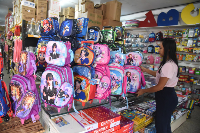 Mochilas escolares estão entre os itens mais procurados - (Assis Fernandes/ODIA)