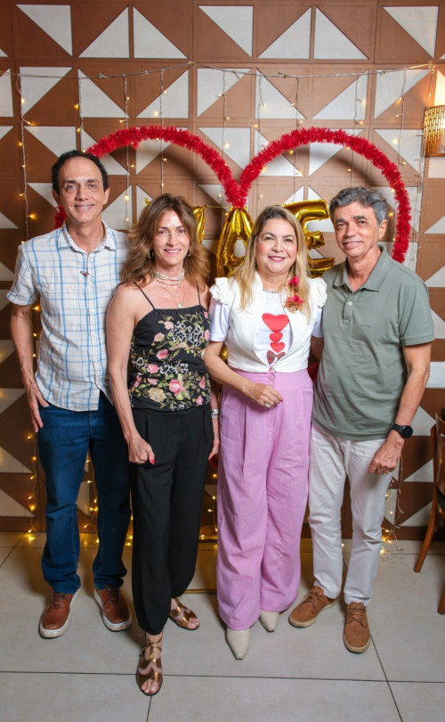 #AlmoçodasMães - Click com os queridos José Trajano Brandão Neto, Lavínia Brandão e Antônio Coelho Brandão no nosso Almoço das Mães. Chics!!! - (Tibério Hélio)