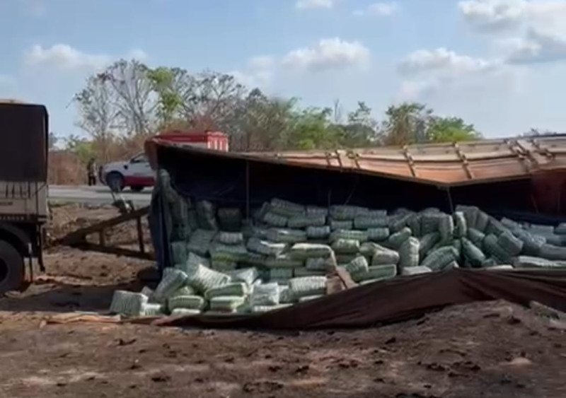 Quatro pessoas morrem após veículo colidir de frente com carreta em Angical do Piauí - (Reprodução)