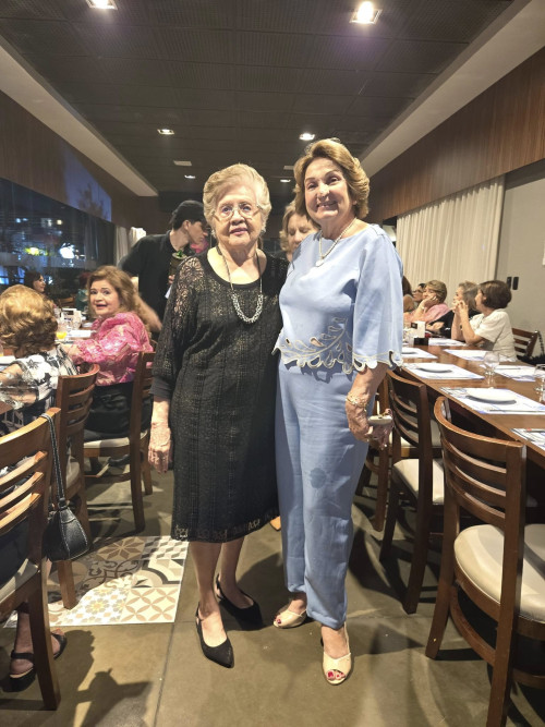 #Clube - Um click das queridas Dra. Teresinha de Jesus Santos e Gracinha Monteiro na reunião do Lotus Clube de Teresina realizada em grande estilo em restaurante badalado. Chics!!! - (Arquivo Pessoal)