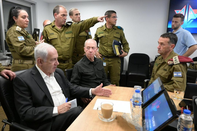 Primeiro Ministro israelense Benjamin Netanyahu reunido com a cúpula do exército - (Instagram official israelipm)