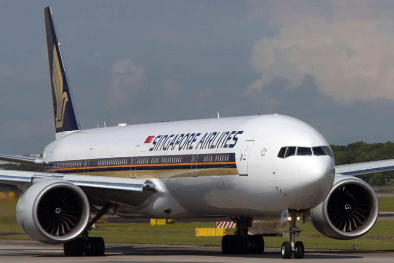 Avião com destino à Singapura sofre forte turbulência e passageiro morre