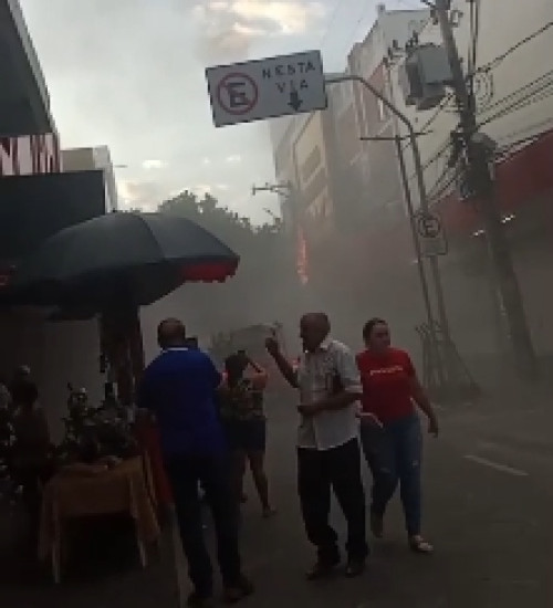 Fiação pega fogo em poste e assusta comerciantes no Centro de Teresina - (Reprodução/Redes Sociais)