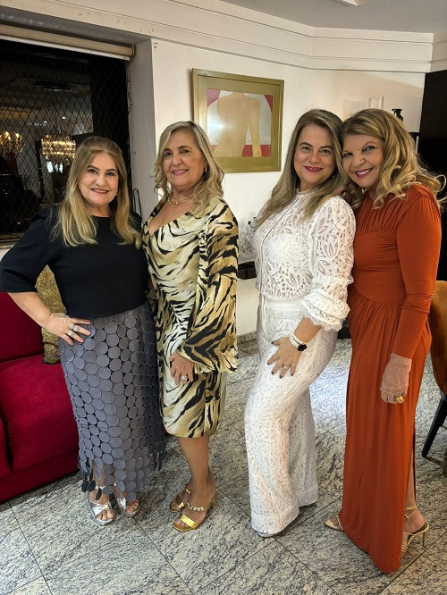 #Reunião - Um click das queridas Lizete Dias, Fátima Garcez, Cristina Tourinho e Marlúcia Costa em noite badalada. Chics!!! - (Arquivo Pessoal)