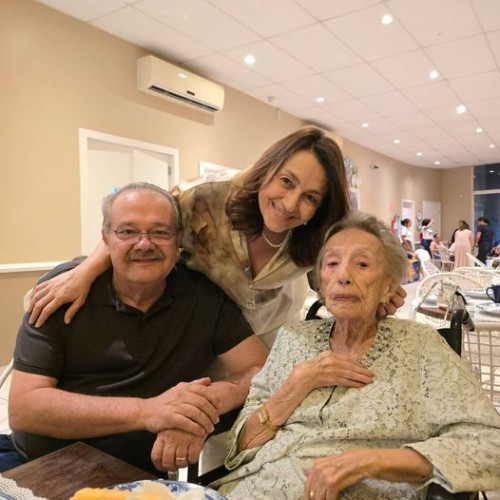 #Parabéns #Family - Kênia e eu comemoramos com muita alegria os 96 Anos de minha sogra, dona Isabel Eulálio, carinhosamente chamada de dona Bilu. Ela é o ponto de união e o suporte da numerosa família. Que Deus a conserve com muita saúde por muito mais tempo em nosso convívio!"' Inácio Carvalho. Chics!!! - (Arquivo Pessoal)