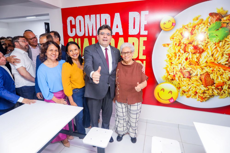 Rafael Fonteles inaugura Restaurante Popular no Dirceu