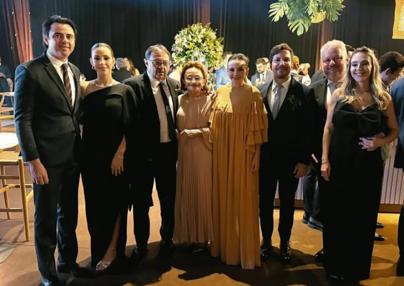 #Casamento - Um click de José Rocha & Karenina Eulálio Rocha com os seus filhos Severo Ulisses, Marina e Marisa, dos genro Alan Resende e Davi Peixoto e da nora Amanda Pessoa em noite de casamento badalado. Chics!!! - (Arquivo Pessoal)