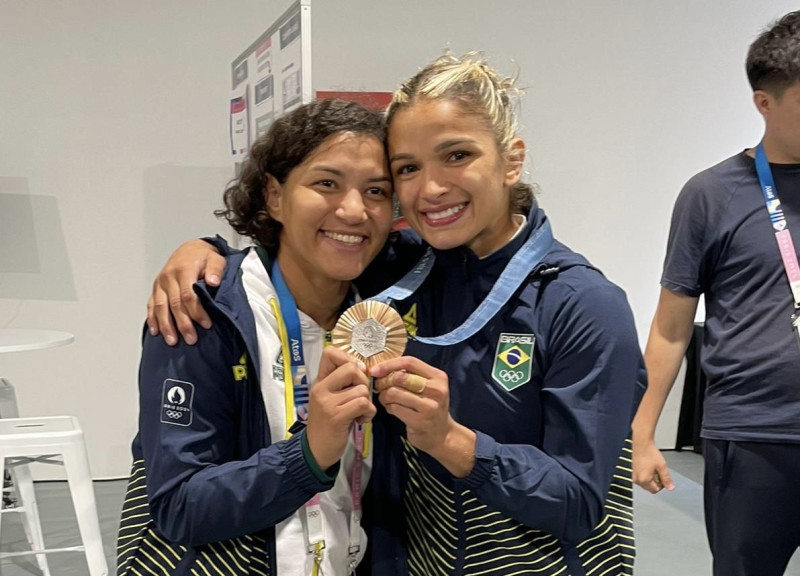 Sarah Menezes ao lado de Larissa Pimenta com a medalha de bronze  - (Arquivo Pessoa / Sarah Menezes )