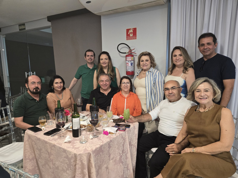 #Festa - Parabéns para a querida empresária Polyana Melo (3/11)!!! Que comemorou em grande estilo com familiares e amigos no domingo (3), em grande estilo com um almoço bem animado. Um click da aniversariante reunida com o marido Rondinelle Albino e as amigas e os amigos. Chics!!! - (Luciêne Sampaio)