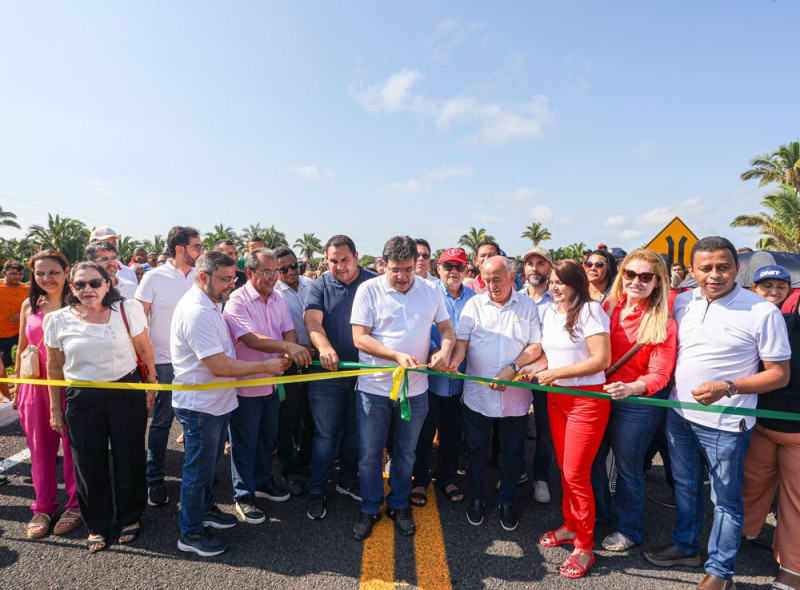 Governador Rafael Fonteles na inauguração de ponte em Canavieira - (Divulgação CCOM)