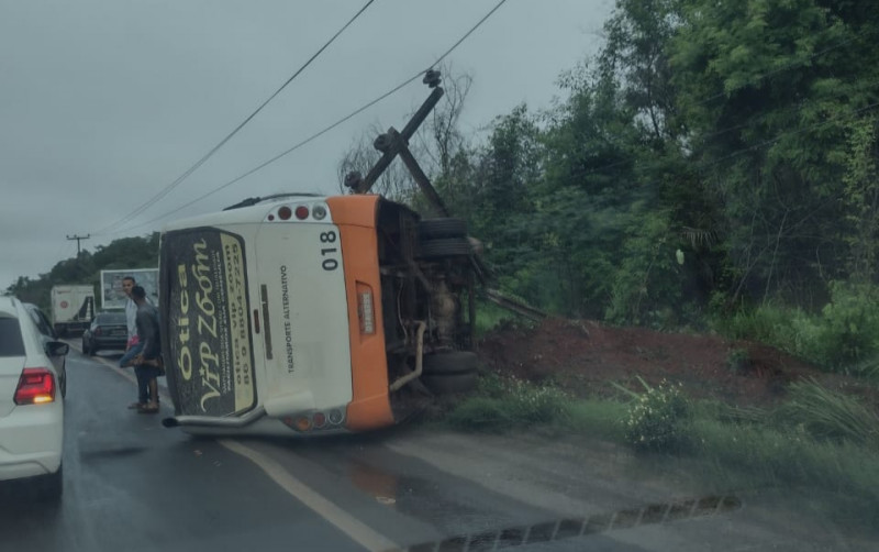 Micro-ônibus com passageiros tomba e deixa feridos em Timon
