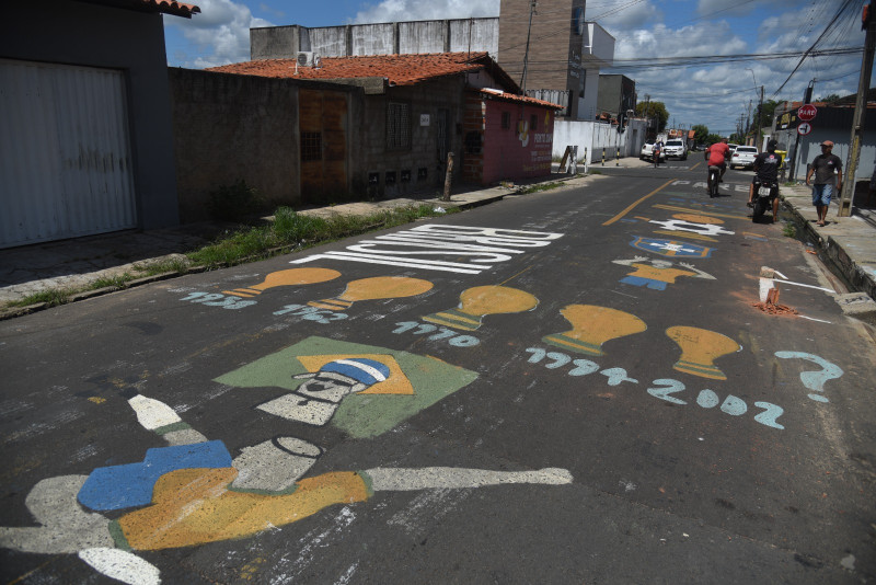 A uma semana da estreia do Brasil, moradores se mobilizam para concluir decoração das ruas para a Copa do Mundo - (Assis Fernandes/ODIA)