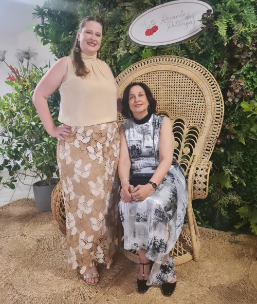 #Inauguração - Um click com as queridas empresárias Érika Cunha Andrade com a mãe em noite de inauguração do Recanto das Pitangas Eventos. Chics!!! - (Luciêne Sampaio)