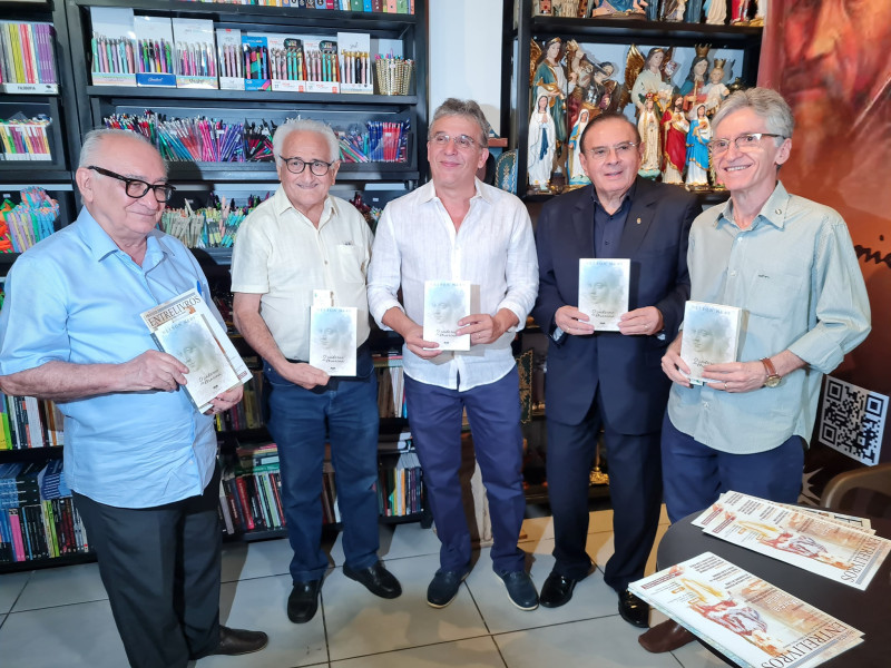 #Lançamento - Grazie pelo Convite do querido Nelson Nery Costa para o lançamento do seu livro 'A Serpente Emplumada em Sete Cidades' - às 19h, hoje (4), no Sesc Cajuína. Vendas: Livraria Entrelivros. Imperdível. Chics!!! - (Luciêne Sampaio)