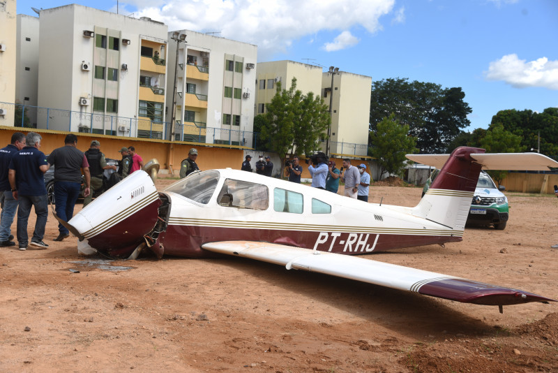 Avião caiu em campo na Vila Operária - (Assis Fernandes/ODIA)