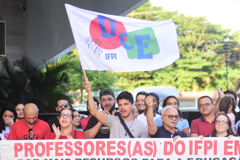 Professores do IFPI protestam em evento que teria a presença do ministro Camilo Santana
