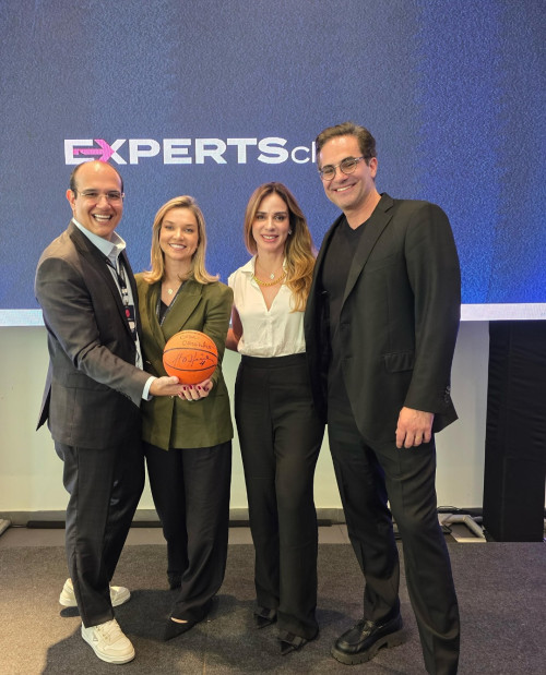#Mentoria - Um click do cirurgião plástico Carlos Tajra e a administradora Rafaella Vitalle vão para São Paulo participar de mentoria profissional. "#TBT de um evento incrível que participei com a @experts.clube. Foi uma experiência de muito aprendizado e troca, onde tive a oportunidade de me conectar com pessoas incríveis e expandir meu conhecimento sobre desenvolvimento pessoal. Como sempre, busco me atualizar constantemente, especialmente quando se trata de Gestão e como trazer a melhor experiência para nossos pacientes. A jornada nunca para, e tem muitas novidades chegando por aí." Dr. Carlos Tajra. Chics!!! - (Arquivo Pessoal)