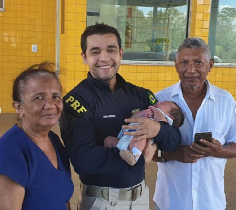 O policial rodoviário Sávio Carvalho aplicou a “Manobra de Heimlich” para salvar o bebê - (Divulgação/PRF)