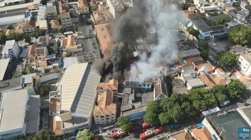 VÍDEO: Incêndio atinge fábrica de fantasias de carnaval no Rio de Janeiro