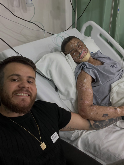 A trajetória da influenciadora foi marcada pelo compartilhamento da rotina de cuidados, das cirurgias e das atualizações sobre o tratamento de saúde. - (Reprodução)