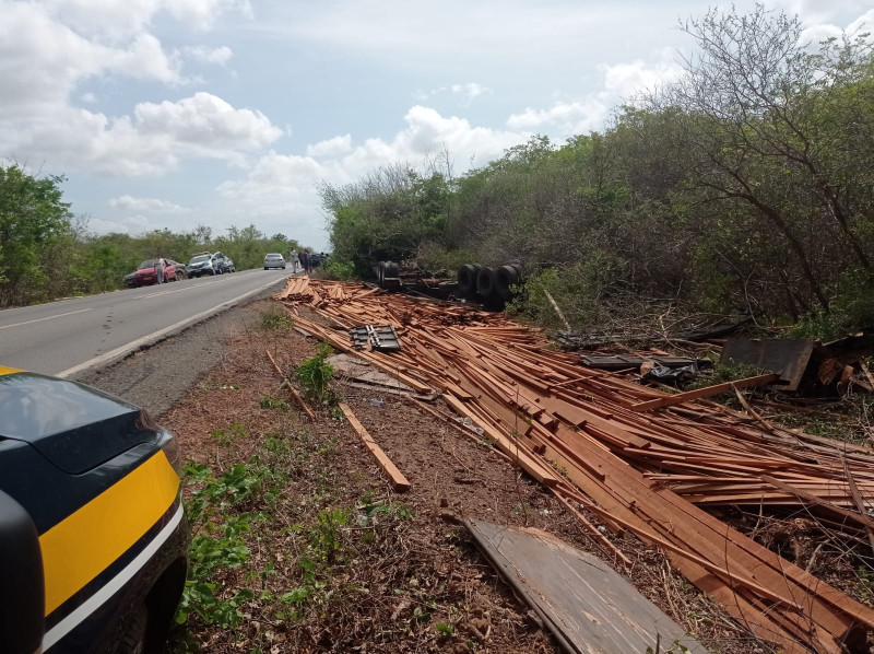 Carga da carreta que tombou na Br-402 - (Divulgação PRF)