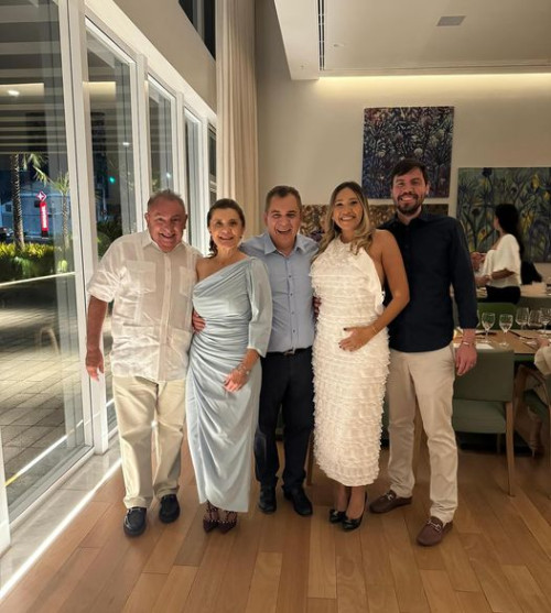 #Parabéns - Um click do empresário Júnior Resende, que comemorou sua nova idade em hotel badalado e ganhou o carinho especial da sua esposa Helena Resende e dos amigos Humberto Castro, Vanessa Falcão Castro e Rafael Castro. Chics!!! - (Arquivo Pessoal)