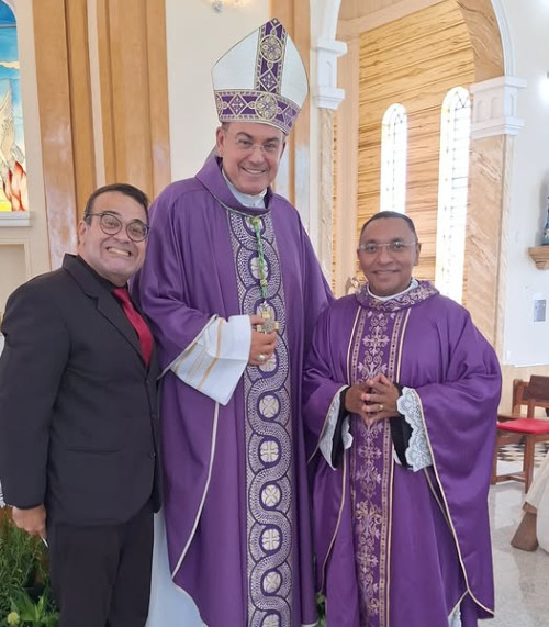 #Missa - Um click dos queridos Ostim Raulino com o Padre Antônio Pereira, agora é o novo Pároco da Catedral de Santo Antônio de Campo Maior, e Dom Francisco de Assis - Bispo da Diocese de Campo Maior, onde Ostim assistiu a primeira Missa do Pároco. Chics!!! - (Arquivo Pessoal)