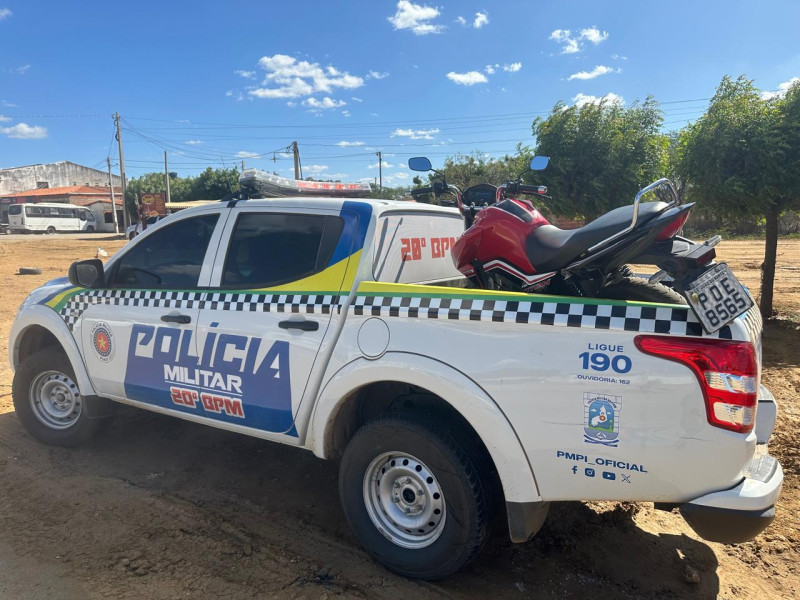 Moto possuía restrição de roubo / furto e foi apreendida pela PM. - (Divulgação / PM)