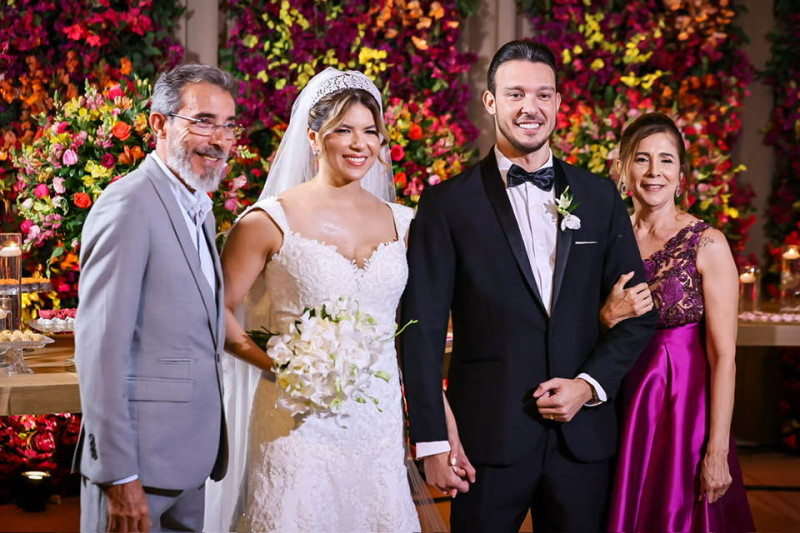#OSIM - O casamento de Camila Fernanda Oliveira Pinto & Daniel Vinicius de Miranda Leão, no dia 5/4 em Teresina Piauí, a noiva é filha de Eugenio Paccelis Mota Pinto & Maria do Perpétuo Socorro de Oliveira Pinto. O noivo é filho de Valmir Santana Leão & Roselba de Miranda Leão. A Cerimônia religiosa na Catedral Nossa Senhora das Dores em Teresina, após a celebração os noivos receberam os convidados em recepção no Finess Buffet, com a cerimonialista Nayra Cristina, decoração - by Iza Eventos, e o vestido de noiva - by estilista piauiense Valdecy Pereira. Chics!!! - (Felícia Araújo )