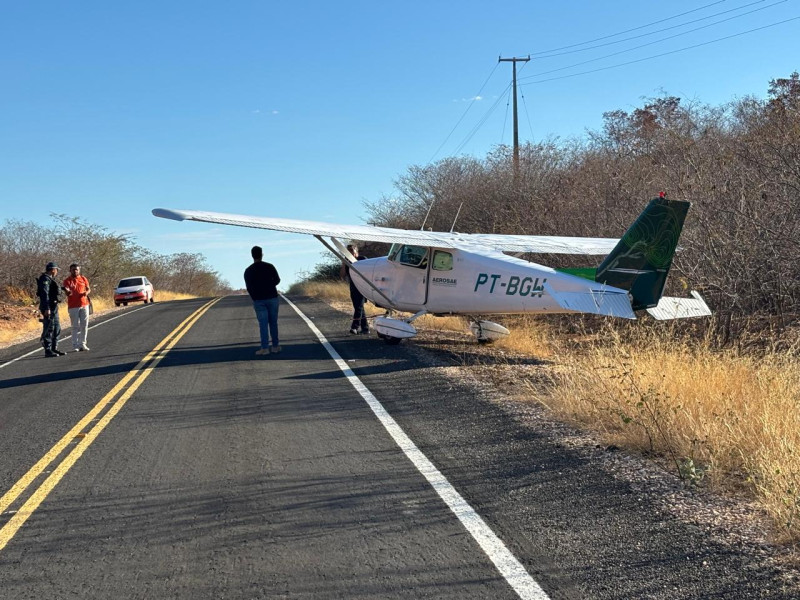 Avião monomotor faz pouso de emergência em rodovia no sul do Piauí
