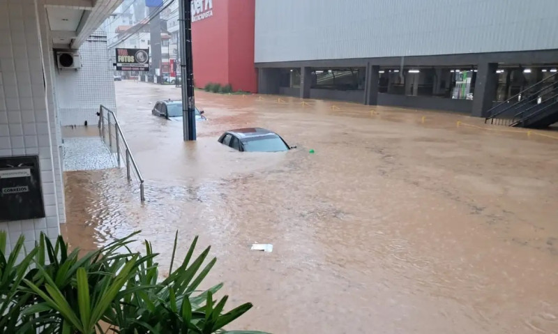 VÍDEO: Balneário Camboriú e outras cidades de Santa Catarina decretam emergência devido às chuvas intensas